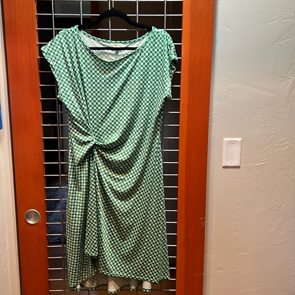 Women’s Short Sleeve Kelly Green main color, knot on side, very flattering.